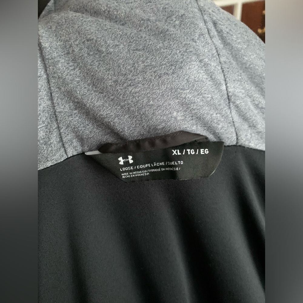 Under armour size XL lightweight hooded jacket - Picture 6 of 9
